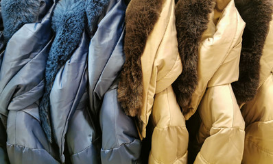 Wintermode Daunenjacken auf einem Kleiderständer