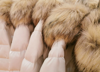 Winterjacke mit Mohair und Kunstfell zum Winterschlussverkauf auf einem Kleiderständer