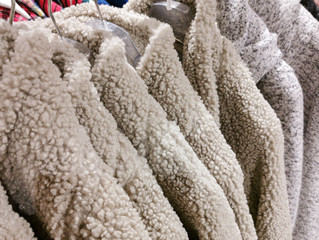 Winterjacke mit Mohair und Kunstfell zum Winterschlussverkauf auf einem Kleiderständer