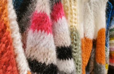 Mohair Pullover zum Winterschlussverkauf auf einem Kleiderständer