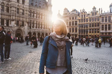 Foto op Plexiglas Vrouw staat op het plein Grote Markt in Brussel, België bij zonsondergang. © LALSSTOCK