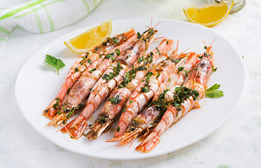 Grilled wild Argentinian red shrimps/prawns with parsley, oil, garlic and lemon. Delicious food. Keto / Paleo Diet.