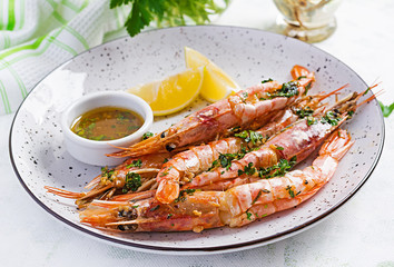 Grilled wild Argentinian red shrimps/prawns with parsley, oil, garlic and lemon. Delicious food. Keto / Paleo Diet.