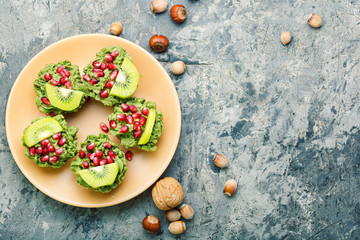 Cupcakes from avocado and kiwi.