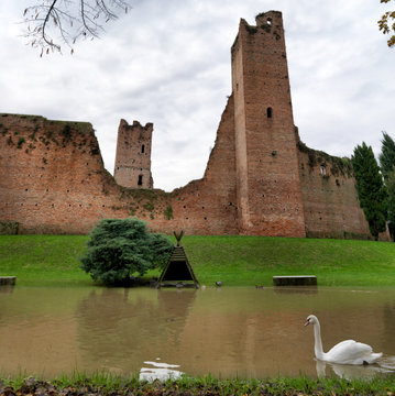 Paesaggio con mura del castello medievale