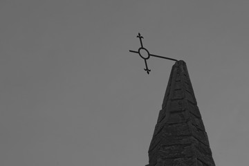 Croix tordue par la foudre .