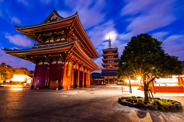 Fototapeta premium Tokyo - Sensoji-ji, Temple in Asakusa at sunset, Japan