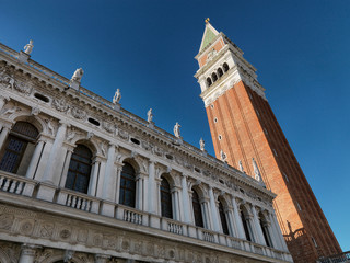 Fototapeta na wymiar Paesaggio con campanile di San Marco a Venezia