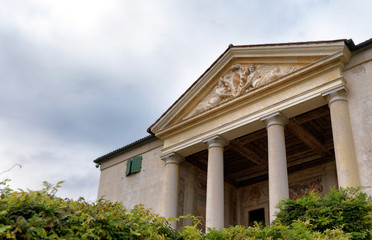 Fototapeta na wymiar Panorama con antica villa in Italia