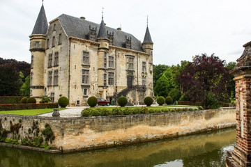 Obraz premium Schaloen Castle, locally known as Kasteel Schaloen of Chaloen, lies west of the village of Schin op Geul, in the province of Limburg in the Netherlands. Dramatic but colorful panorama.