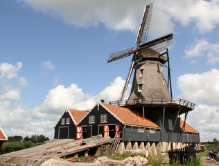 Alte historische Windmühle welche ein Sägewerk antreibt  - 307342014
