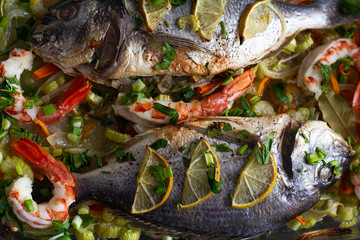 sea ​​bass with vegetables and lemon