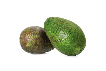 Aguacate sobre fondo blanco aislado. Vista de frente