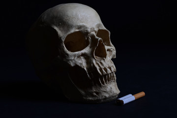 Totenkopf mit zerbrochener Zigarette