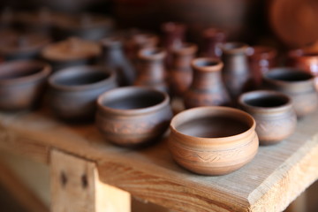 Obraz na płótnie Canvas clay pots on a shelf in a store