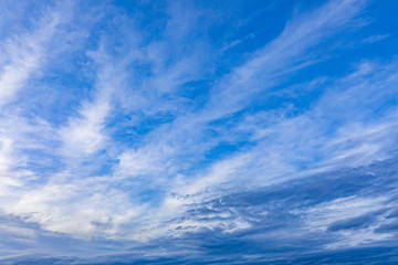 Blauer Himmel mit ziehenden Wolken