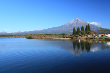 田貫湖に映る秋の富士