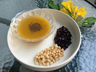 Pumpkin soup and white kidneys bean and purple corn