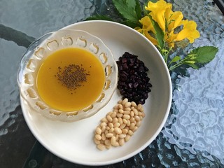 Pumpkin soup and white kidneys bean and purple corn