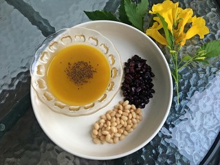 Pumpkin soup and white kidneys bean and purple corn