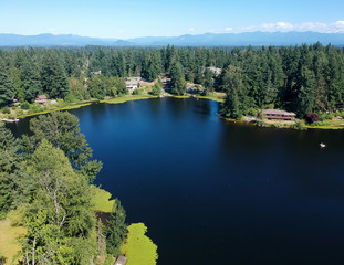 Obraz premium Tranquil Lake Bonney on a warm sunny day in Bonney Lake Washington State