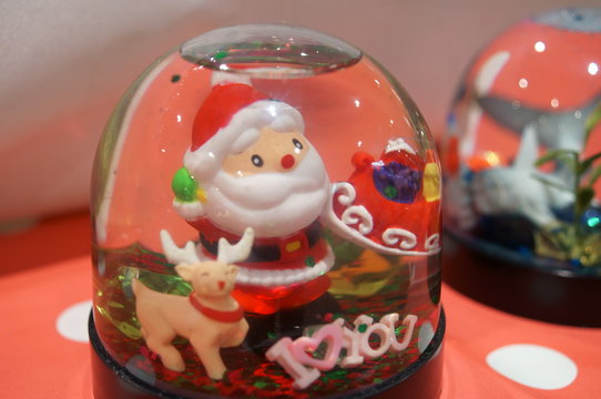 Make a snow globe by yourself