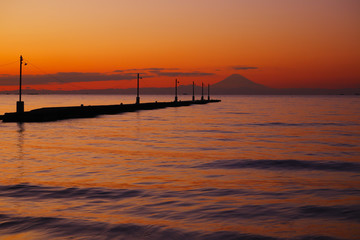 Obraz premium Molo Haraoka i Fuji o zachodzie słońca