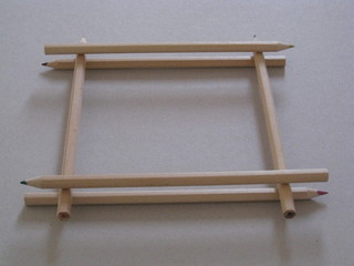 Lápices de madera con puntas de colores haciendo un cuadrado en conjunto de dos a dos., en tres...
