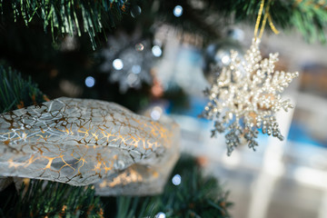 Karta świąteczna z ozdobami bożonarodzeniowymi. © piotrszczepanek