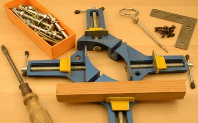 Lavoro manuale, attrezzi da falegnameria e bricolage: morse legno angolari, cacciavite, succhiello,...