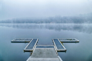 Bootssteg am Baldeneysee im Frühnebel im Herbst