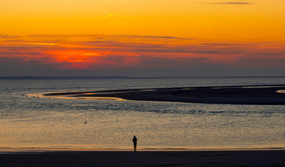 Fototapeta na wymiar Sonnenuntergang am Strand Borkum, Reisen Insel Nordsee Wattenmeer Deutschland
