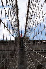 Vista de la bandera americana situada en la parte superior del Puente de Brooklyn