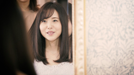 Fototapeta premium ヘアメイクを受ける若い女性