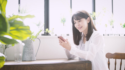 スマートフォンを操作する女性