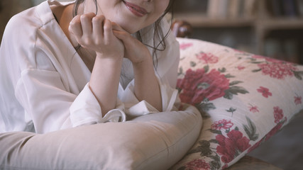 ビューティー　ソファーに横たわる