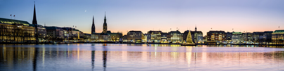 Fototapeta premium Hamburg Altstadt Panorama Vorweihnachtszeit abends 