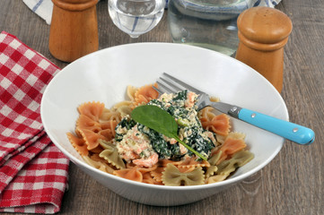 Farfalle avec une sauce à la ricotta et aux épinards