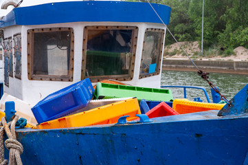 Obraz premium Colorful fish crates on the board of fishing boat