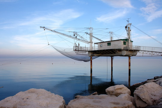 Trabucco nel mare adriatico presso le dighe di Porto Corsini. Ravenna. Italia.