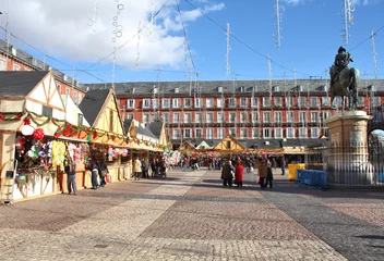 Tuinposter Christmas market stalls on Plaza Mayor  in Madrid Spain. © Studio Barcelona