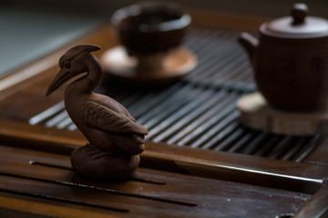 Obraz na płótnie Canvas heron figurine on a chinese tea board