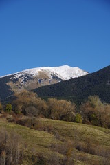 Paysage de cerdagne en automne dans les pyrénées orientales et chaine de montagne puigmal et carlit en neige