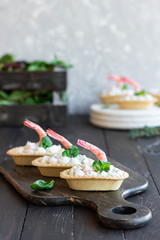 Tartlets with spicy cheese cream and shrimp