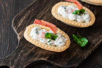 Tartlets with spicy cheese cream and shrimp