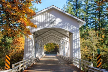 Foto op Canvas Short Bridge is een overdekte brug in Cascadia, Oregon in de buurt van Sweet Home op Highway 20. © Catherine
