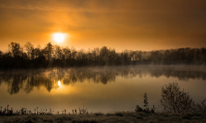 See bei Rheinhausen in der Ortenau an einem Wintermorgen