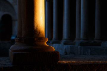 ancienne colonnade du cloître de l& 39 abbaye de Fossanova, datant de 1200 après JC, à une heure de Rome.
