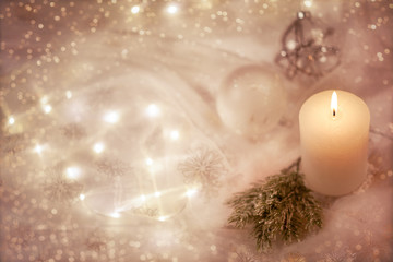 weiße Kerze in weihnachtlicher, verträumter Dekoration