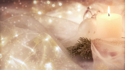 weiße Kerze in weihnachtlicher, verträumter Dekoration
